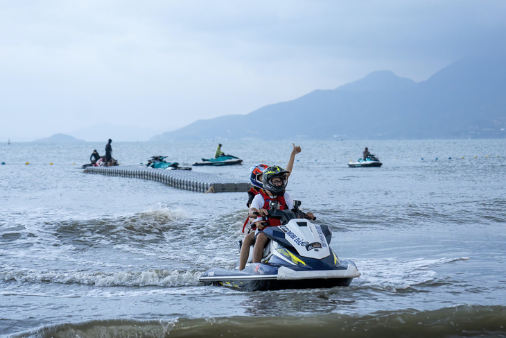 Á hậu Ngọc Hằng được nhà báo Trương Anh Ngọc lái mô tô nước dạo một vòng biển Quy Nhơn