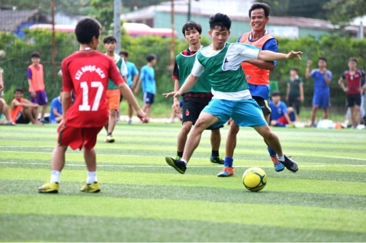 Nhiều thanh niên chọn chơi bóng đá để tăng cường sức khỏe - Ảnh: D.PHAN