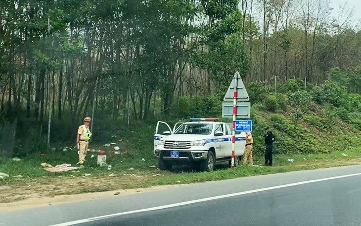 Cảnh sát tăng trực trên cao tốc Cam Lộ - La Sơn, tài xế chạy xe nghiêm túc hẳn