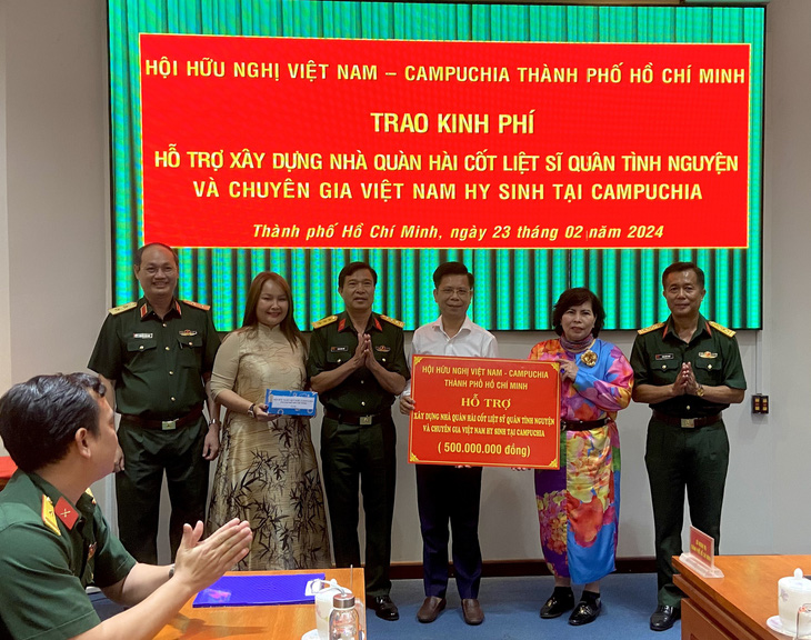 Trao 500 triệu đồng xây dựng nhà lưu trữ hài cốt liệt sĩ quân tình nguyện Việt Nam hy sinh tại Campuchia - Ảnh: KHẮC HIẾU