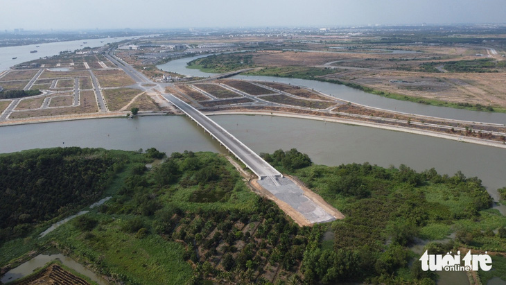 Cầu Vàm Cái Sứt ở hương lộ 2 bắc qua sông Buông (TP Biên Hòa, Đồng Nai) gần hoàn thành, nhưng một phía vẫn chưa có phương án làm đường kết nối