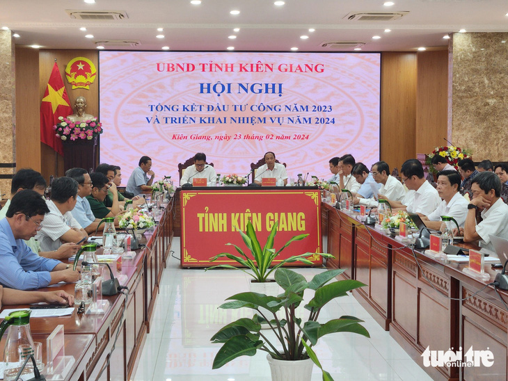 Hội nghị trực tiếp và trực tuyến với 15 huyện, thành phố về giải ngân đầu tư công của Kiên Giang - Ảnh: BỬU ĐẤU
