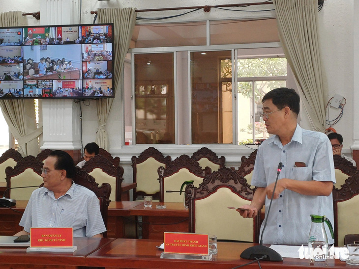 Ông Nguyễn Văn Tư - giám đốc Ban quản lý dự án đầu tư và xây dựng nông nghiệp và phát triển nông thôn tỉnh Kiên Giang (bên phải) - phát biểu tại hội nghị - Ảnh: BỬU ĐẤU