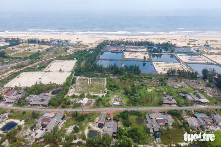 Vùng cát ven biển huyện Hải Lăng sắp thành đại công trường xây dựng cảng nước sâu - Ảnh: HOÀNG TÁO