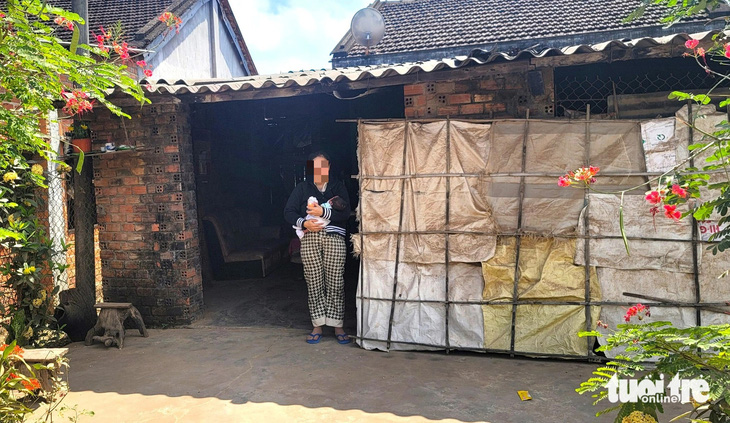 Căn nhà cấp 4 xập xệ ở xã Sơn Thành Tây, huyện Tây Hòa - nơi chị H. đang nuôi dưỡng đứa con vừa mới nhận lại - Ảnh: NGUYỄN HOÀNG