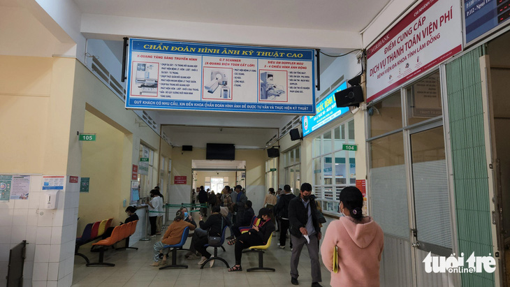 Bệnh nhân chờ làm thủ tục khám tại khoa chẩn đoán hình ảnh Bệnh viện Đa khoa tỉnh Lâm Đồng - Ảnh: M.V