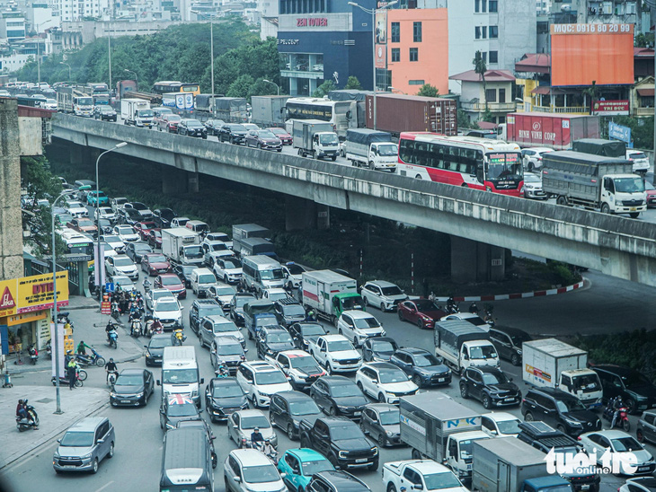 Ùn tắc giao thông tại Hà Nội - Ảnh: PHẠM TUẤN