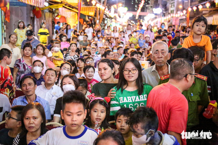 Đông đảo người dân đến xem lễ hội Nguyên tiêu quận 11 lần đầu tổ chức - Ảnh: PHƯƠNG QUYÊN