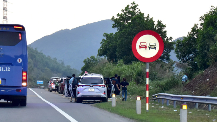 Do không có trạm dừng, nhiều xe dừng trên cao tốc La Sơn - Túy Loan để nghỉ ngơi và đi vệ sinh (ảnh chụp tại địa phận Đà Nẵng vào chiều 3-2) - Ảnh: T.T.D.