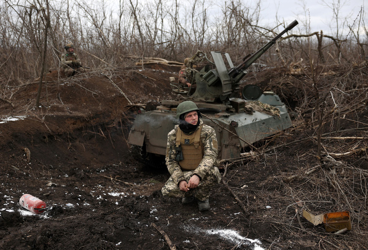 Pháo thủ phòng không thuộc Lữ đoàn bộ binh cơ giới số 93 của Ukraine theo dõi bầu trời ở vùng Donetsk, ngày 20-2 - Ảnh: AFP