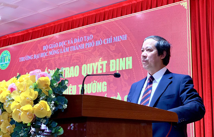 Bộ trưởng Bộ Giáo dục và Đào tạo Nguyễn Kim Sơn phát biểu tại lễ trao quyết định công nhận hiệu trưởng Trường đại học Nông Lâm TP.HCM chiều 23-2 - Ảnh: TRẦN HUỲNH
