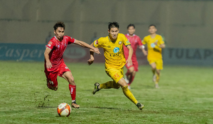 CLB Thanh Hóa (áo vàng) nỗ lực tích lũy điểm số để duy trì vị trí trong nhóm đầu bảng xếp hạng V-League 2023 - 2024 - Ảnh: VPF