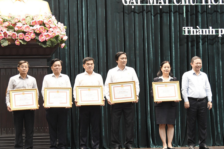 Đại diện Saigon Co.op (thứ ba, từ trái qua) nhận bằng khen xuất sắc tổ chức chăm lo Tết Nguyên đán Giáp Thìn 2024 do UBND TP.HCM trao tặng Ảnh: HỒNG CHÂU