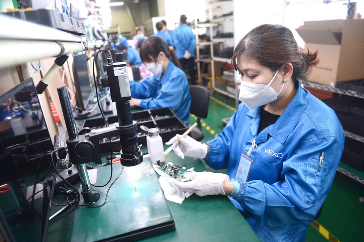 Công nhân làm việc tại Công ty Vexos (100% vốn nước ngoài, Khu chế xuất Tân Thuận, TP.HCM) chuyên sản xuất linh kiện điện tử xuất khẩu - Ảnh: QUANG ĐỊNH