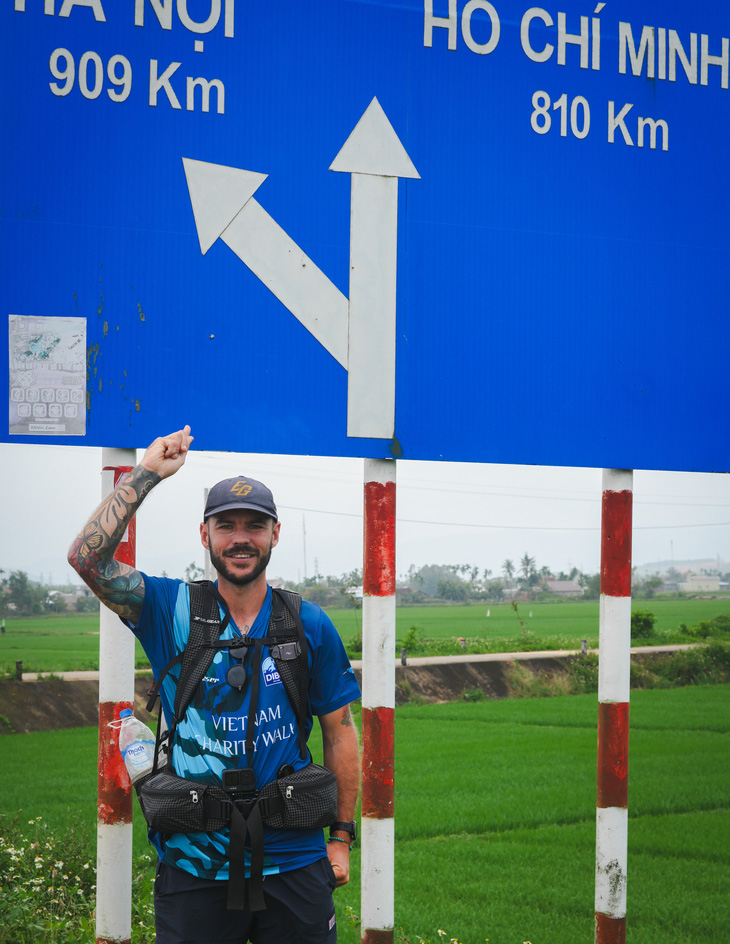 Jake Norris trên hành trình đi bộ gây quỹ Vietnam Charity Walk - Ảnh: NVCC