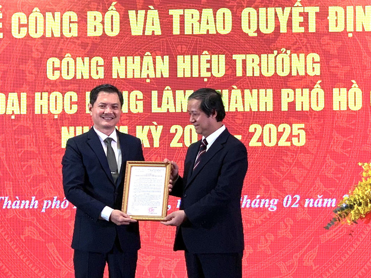 Bộ trưởng Bộ Giáo dục và Đào tạo trao quyết định công nhận hiệu trưởng Trường đại học Nông Lâm TP.HCM cho PGS.TS Nguyễn Tất Toàn - Ảnh: TRẦN HUỲNH
