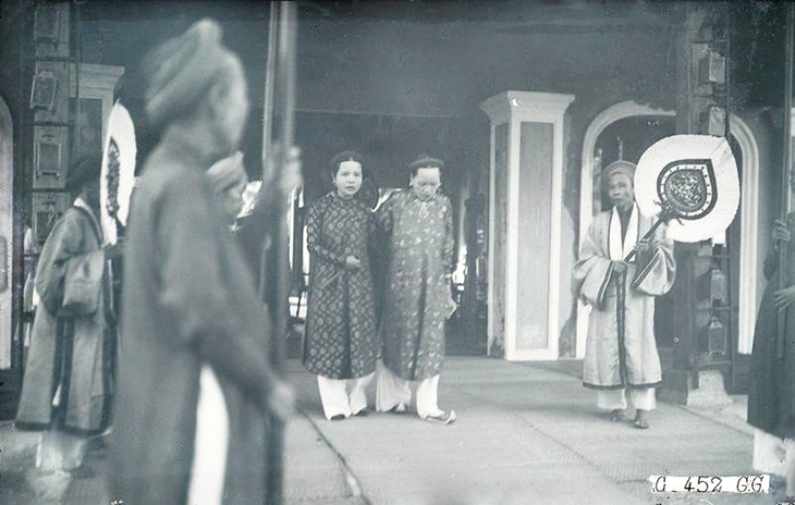 Bà Ân Phi (thứ ba từ trái sang) thời còn trẻ sau khi vua Khải Định mới thăng hà - Ảnh tư liệu