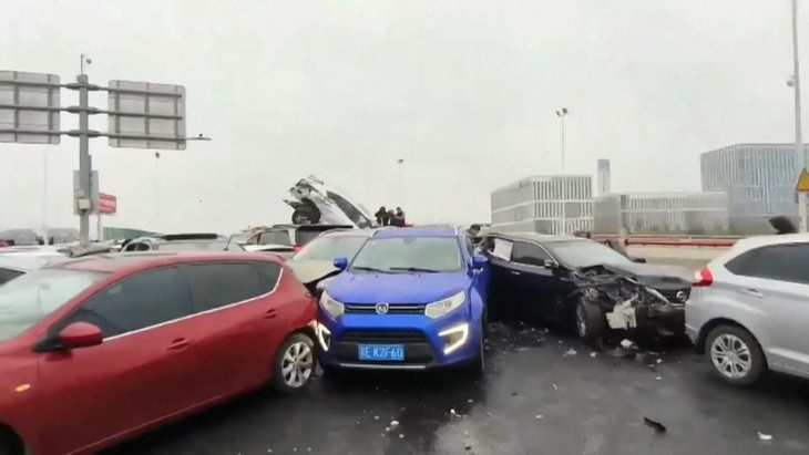 Ảnh chụp màn hình bản tin của CCTV cho thấy một phần hàng ô tô đâm vào nhau trong vụ tai nạn liên hoàn trên đường cao tốc thành phố Tô Châu (Trung Quốc) sáng 23-2