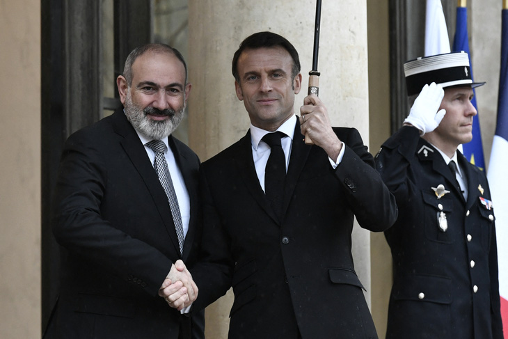Tổng thống Pháp Emmanuel Macron (giữa) chào đón Thủ tướng Armenia Nikol Pashinyan (trái) trước cửa Điện Elysee hôm 21-2 - Ảnh: AFP