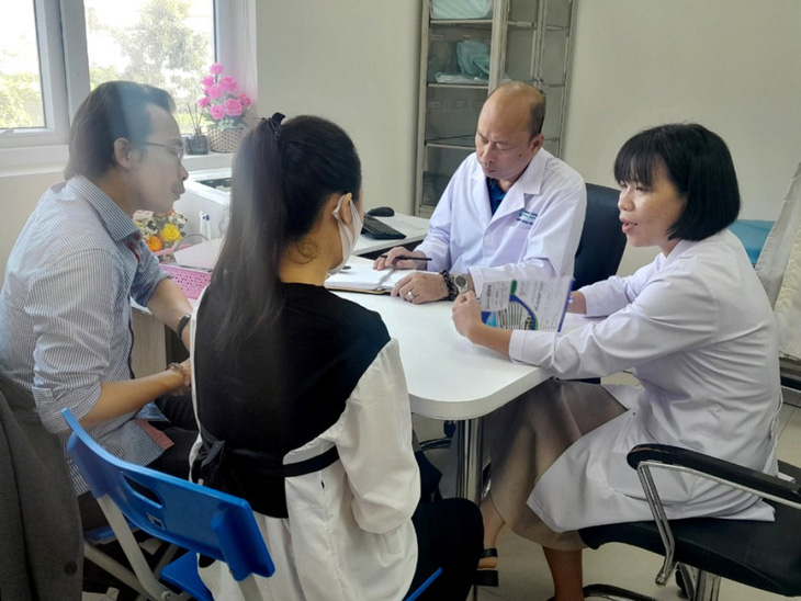 TS.BS. Lê Quang Thanh thăm khám tại Bệnh viện Bình Định - Ảnh: MINH DUYÊN