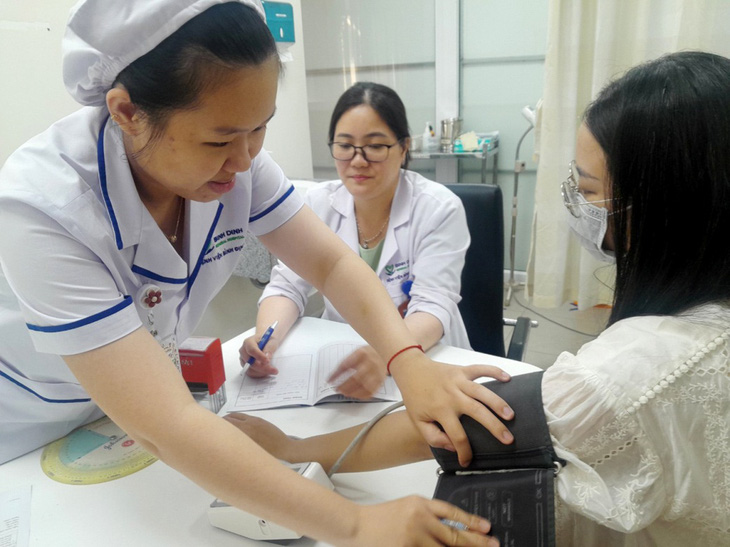 Bác sĩ Bệnh viện Bình Định đang thăm khám - Ảnh: MINH DUYÊN
