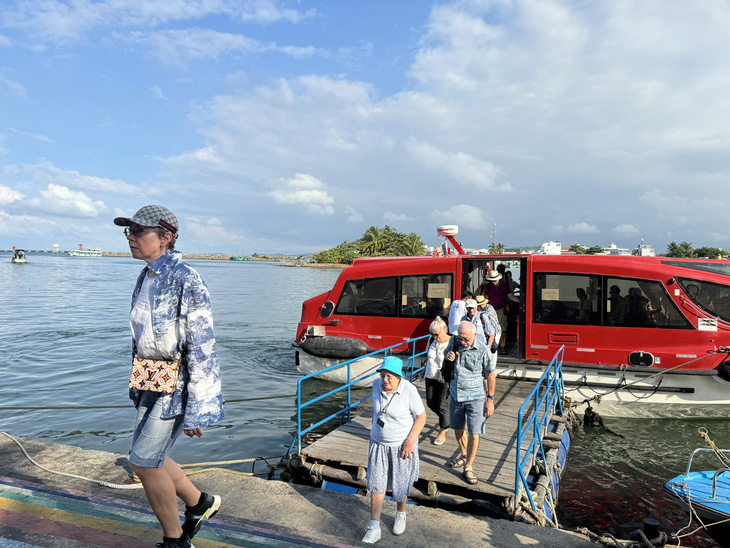 Khách du lịch quốc tế đến Phú Quốc - Ảnh: CHÍ CÔNG