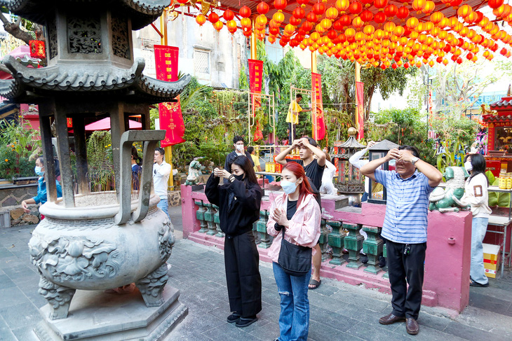 Người dân thắp hương, viếng chùa Ngọc Hoàng (TP.HCM) vào chiều 13 tháng giêng âm lịch - Ảnh: PHƯƠNG QUYÊN