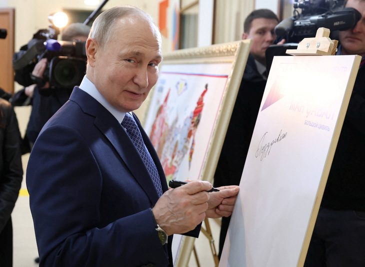 Tổng thống Nga Vladimir Putin thăm một địa phương ở nước này ngày 22-2 - Ảnh: REUTERS