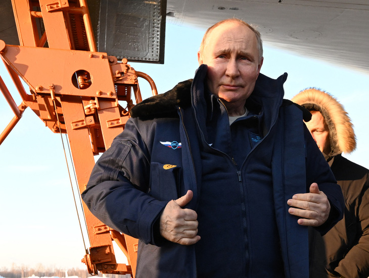 Tổng thống Nga Vladimir Putin gặp gỡ báo giới sau khi bay trên máy bay ném bom chiến lược Tupolev Tu-160M ở Kaza, ngày 22-2 - Ảnh: AFP