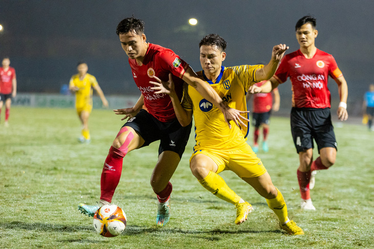 Trung vệ Bùi Hoàng Việt Anh giúp CLB Công An Hà Nội giành chiến thắng trên sân Vinh - Ảnh: XUÂN THỦY