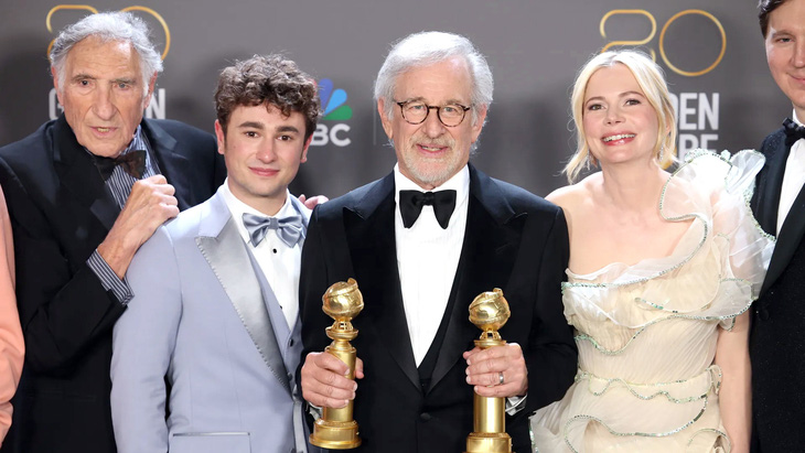 Steven Spielberg nhận hai Quả cầu vàng cho phim và cho đạo diễn