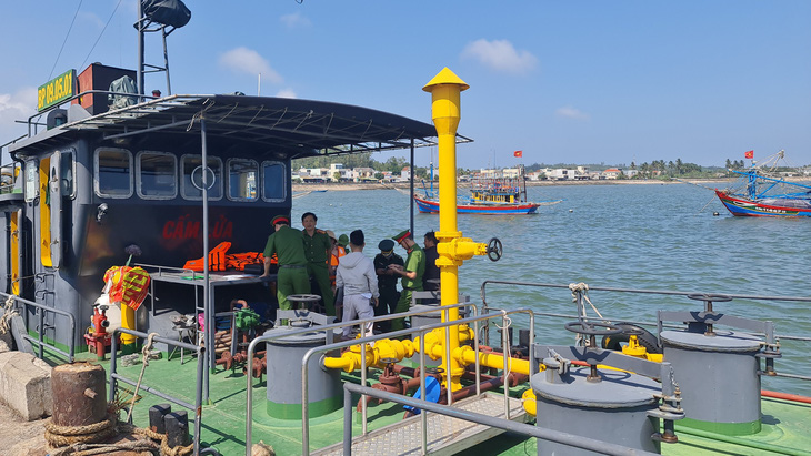 Công an tỉnh Quảng Ngãi ra khu vực tàu chìm điều tra nguyên nhân vụ tai nạn - Ảnh: TRẦN MAI