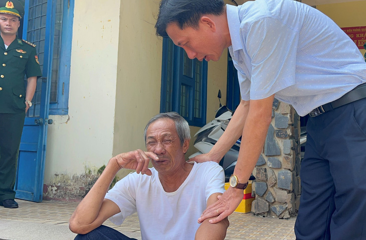 Ông Phan Văn Ninh, cha ngư dân Phan Văn Thành, khóc nghẹn lúc chờ con đang mất tích ngoài biển - Ảnh: TRẦN MAI
