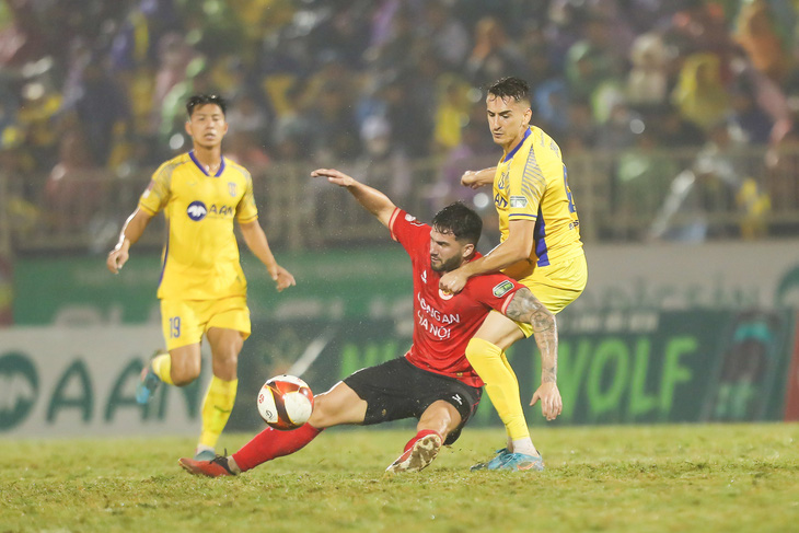 Công An Hà Nội (áo đỏ) đánh bại Sông Lam Nghệ An 1-0 ở vòng 10 V-League 2023-2024 - Ảnh: XUÂN THỦY
