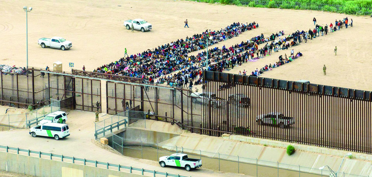 Dòng người chờ xin cứu xét để được vào Mỹ ở biên giới Mỹ - Mexico. Ảnh: Getty