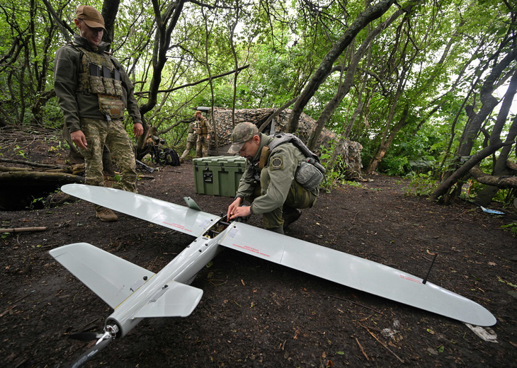 Quân nhân Ukraine thuộc đội trinh sát trên không của Lữ đoàn 45 vận hành UAV - Ảnh: AFP