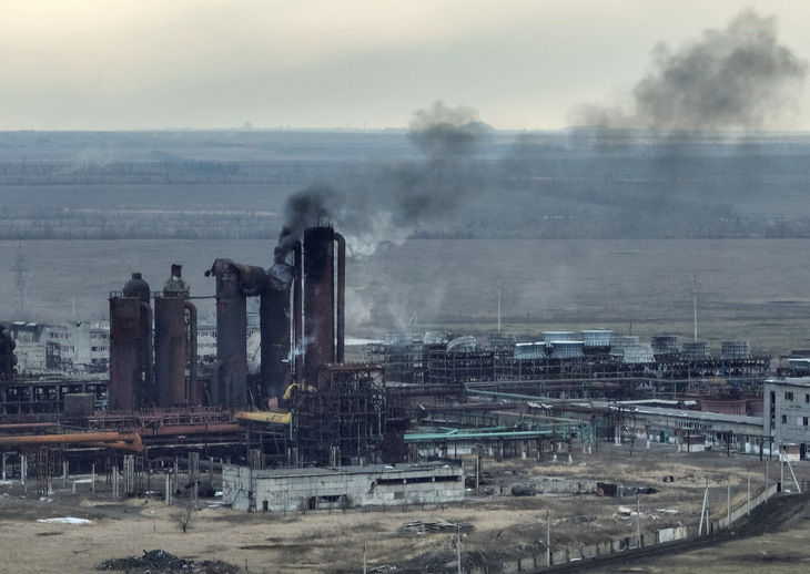 Ảnh chụp từ trên cao khu Nhà máy hóa chất và than cốc Avdiivka hôm 20-2. Nga đã tuyên bố kiểm soát được nhà máy này - Ảnh: REUTERS