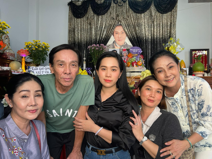 Hồng Phượng (giữa) và gia đình lập bàn thờ nghệ sĩ Vũ Linh ở nhà - Ảnh: Facebook nhân vật