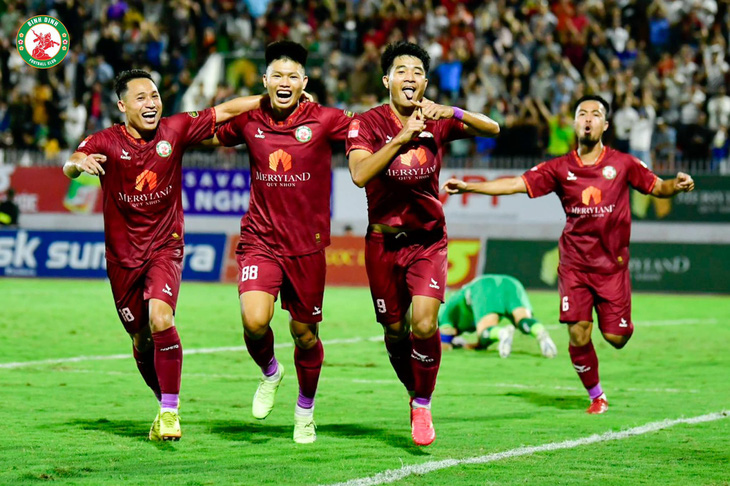 Niềm vui của các cầu thủ Bình Định sau khi ghi bàn vào lưới Nam Định - Ảnh: BĐFC