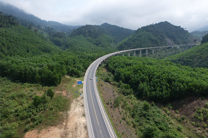 Cao tốc đi qua nhiều đoạn cong cua, xuyên Vườn quốc gia Bạch Mã