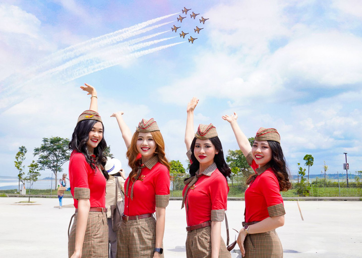 Các tiếp viên hàng không Vietjet tại triển lãm hàng không Châu Á