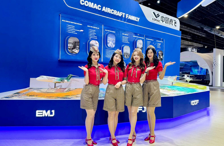 Tiếp viên Vietjet nổi bật tại Triển lãm hàng không Singapore Airshow- Ảnh 2.