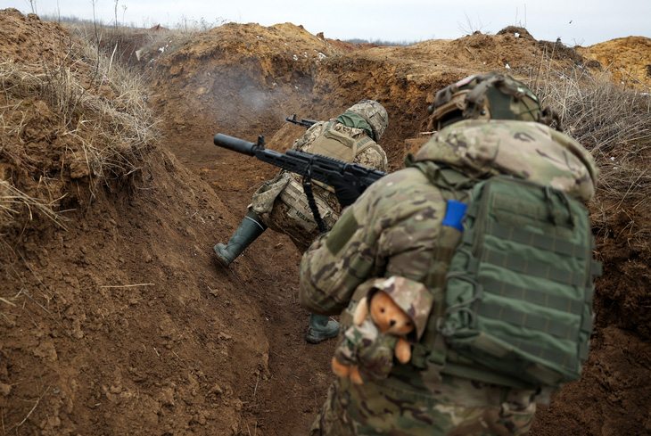 Quân nhân Ukraine trong cuộc huấn luyện gần tiền tuyến ở vùng Donetsk hôm 23-2 - Ảnh: AFP