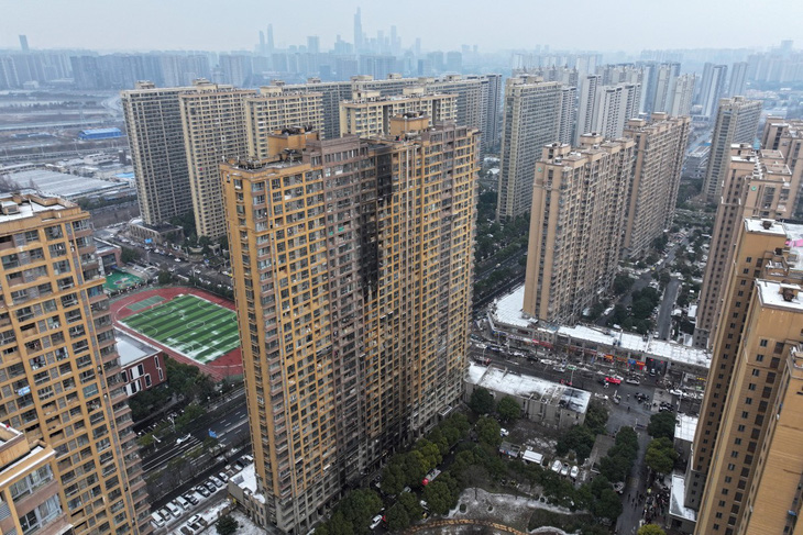 Tòa chung cư cao tầng ở Nam Kinh, Trung Quốc, bị cháy đen sau vụ hỏa hoạn - Ảnh: AFP