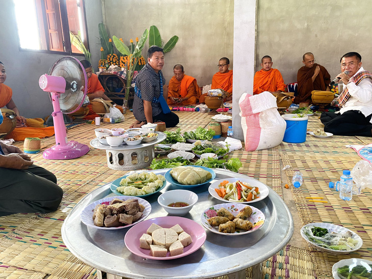 Mâm cỗ Tết Việt Nam tại Lào.