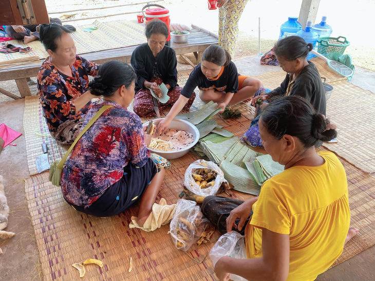 Học làm bánh chưng của người Lào.