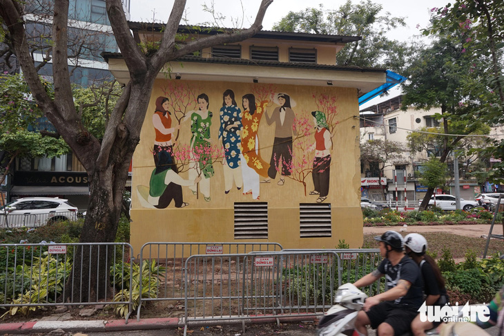 Bức tranh của họa sĩ Lương Xuân Nhị được vẽ trên bức tường - trạm biến áp mà phía đối diện bên kia đường chính là ngôi nhà của danh họa này - Ảnh: T.ĐIỂU