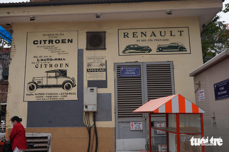 Trạm biến áp Cửa Nam được vẽ thêm các quảng cáo ô tô sử dụng lốp xe Goodyear từ thời Pháp thuộc - Ảnh: T.ĐIỂU