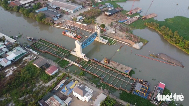 Đơn vị thi công đang đẩy nhanh tiến độ thi công cống ngăn mặn trên kênh Nguyễn Tấn Thành - Ảnh: HOÀI THƯƠNG