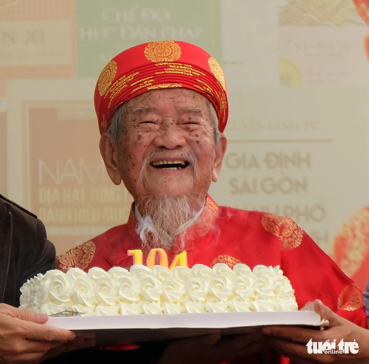 Ban tổ chức tặng bánh kem chúc mừng cụ Nguyễn Đình Tư tròn 104 tuổi - Ảnh: LINH ĐOAN